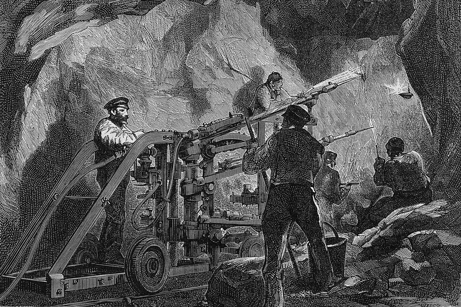 Gravure montrant des ouvriers utilisant une machine de forage dans une mine souterraine, avec des outils et équipements autour d'eux.