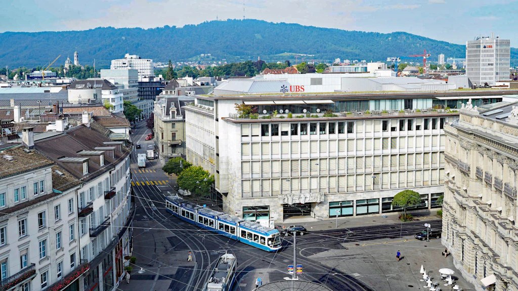  Vue sur la Paradeplatz de Zurich et un bâtiment de l’UBS.