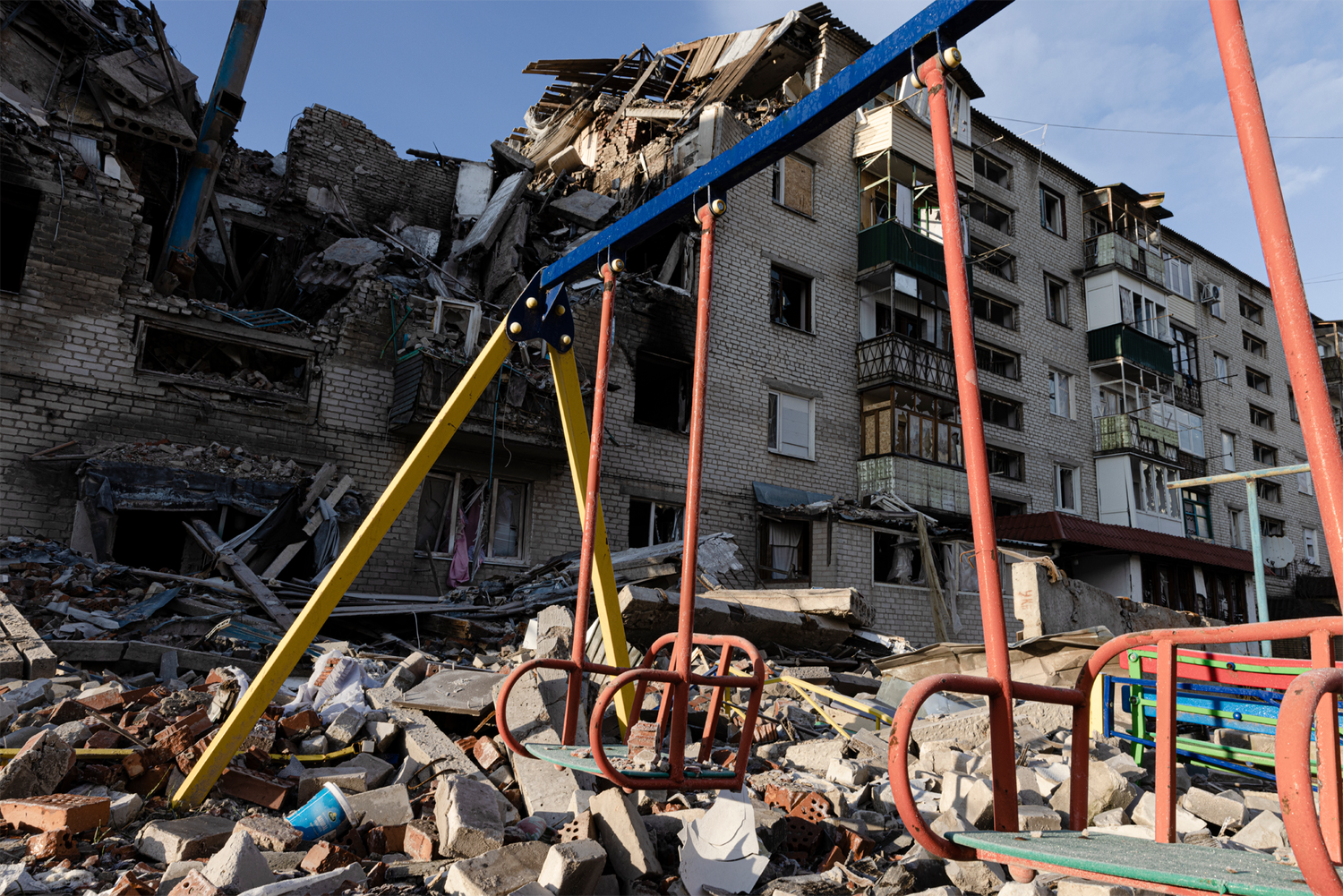 Photo de bâtiment résidentiels détruits lors de la guerre en Ukraine.