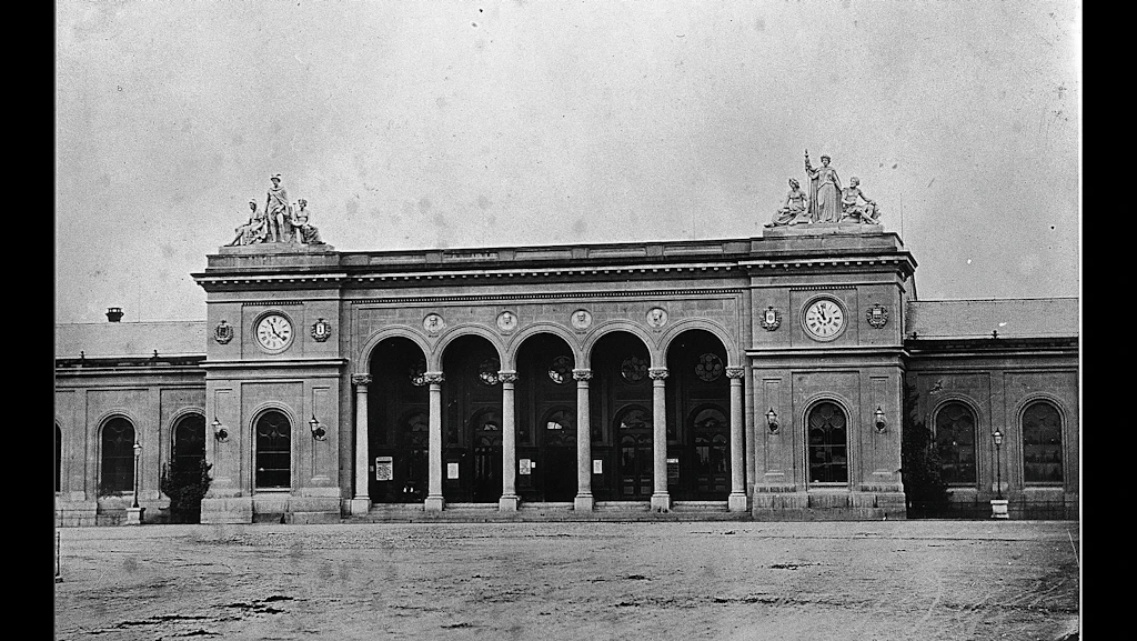 La façade de la gare de Bâle, avec ses deux horloges rondes.