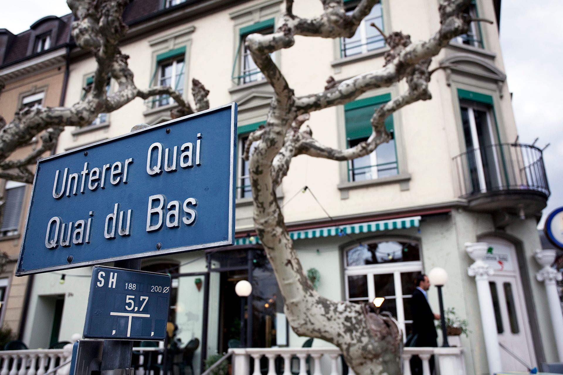 Panneau sur lequel sont indiqués des noms de rue en français et en allemand.