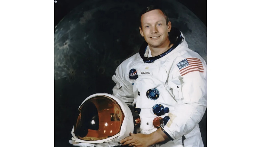Portrait d’un astronaute en combinaison spatiale blanche tenant un casque, avec un fond représentant la surface de la Lune.