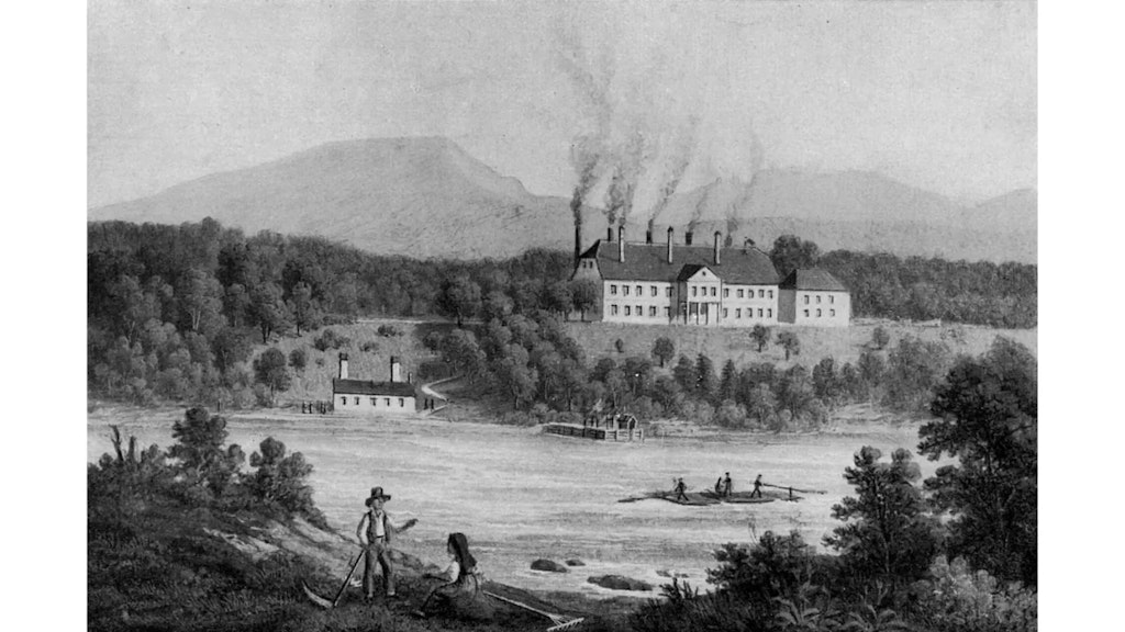 Illustration en noir et blanc montrant un complexe industriel au bord d’un fleuve, avec bâtiments, cheminées fumantes, collines boisées et personnages au premier plan.