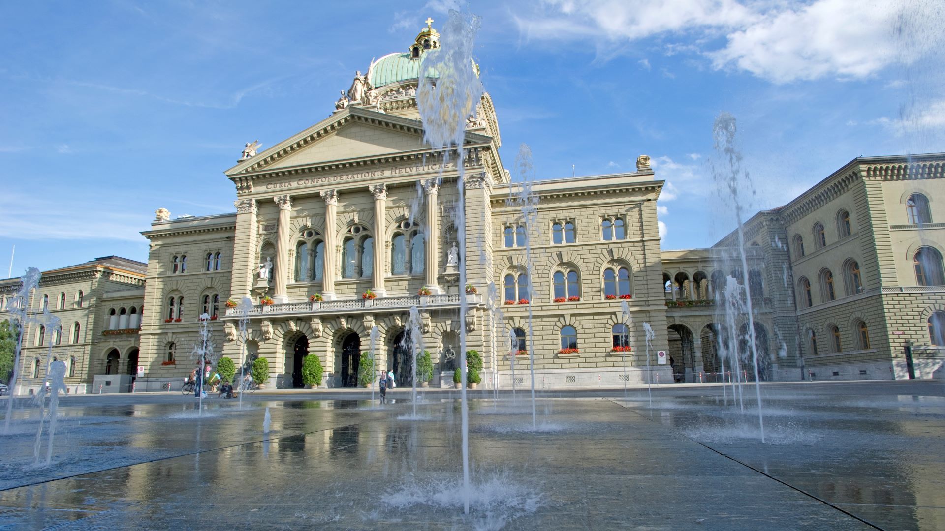 La Piazza federale di Berna con i giochi d’acqua e il Palazzo federale.