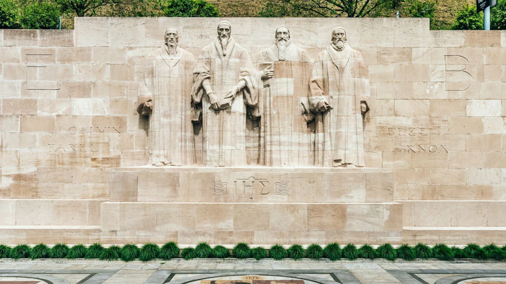 Il Monumento alla Riforma a Ginevra rappresenta i riformatori Guillaume Farel, Johannes Calvin, Théodore de Bèze e John Knox.