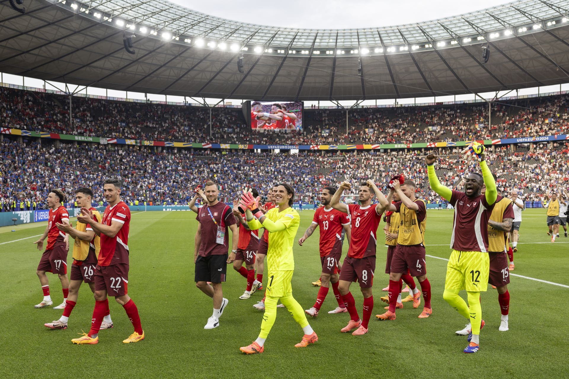 La nazionale festeggia esultante dopo la vittoria agli ottavi di finale.