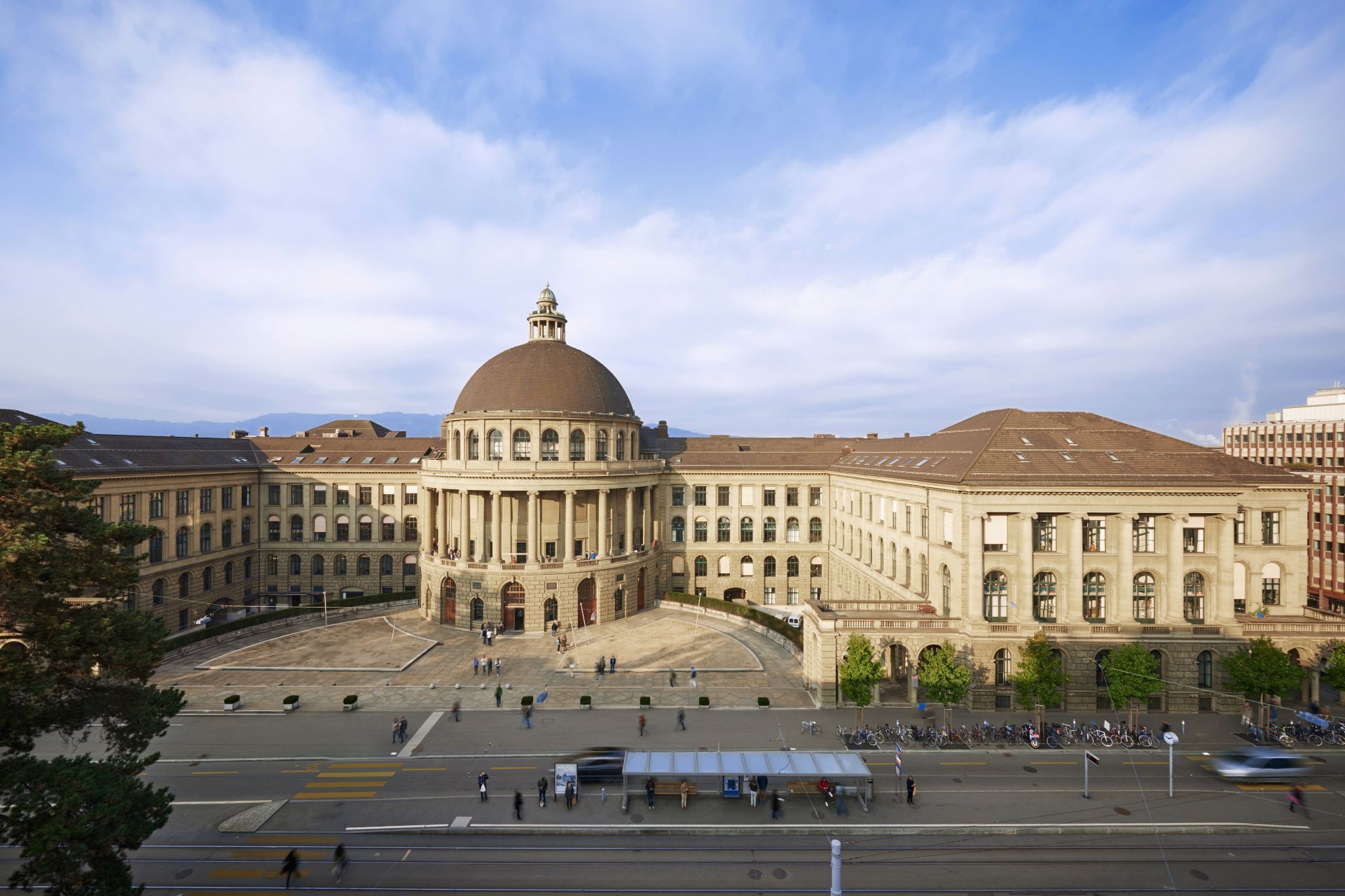 L’edificio principale del Politecnico federale di Zurigo sotto un cielo blu.