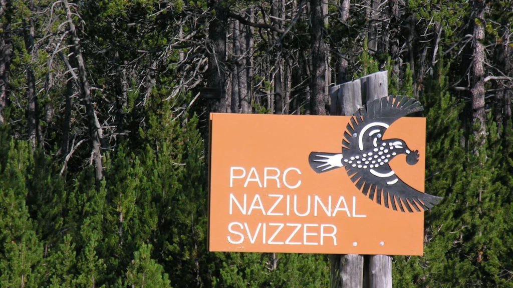 Cartello con l’indicazione in romancio del Parco nazionale svizzero nel Cantone dei Grigioni.