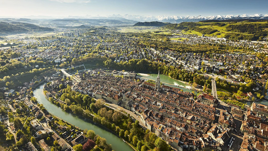 Vista aerea del centro storico di Berna, Patrimonio mondiale dell’UNESCO. È una delle passeggiate commerciali coperte più lunghe d’Europa.