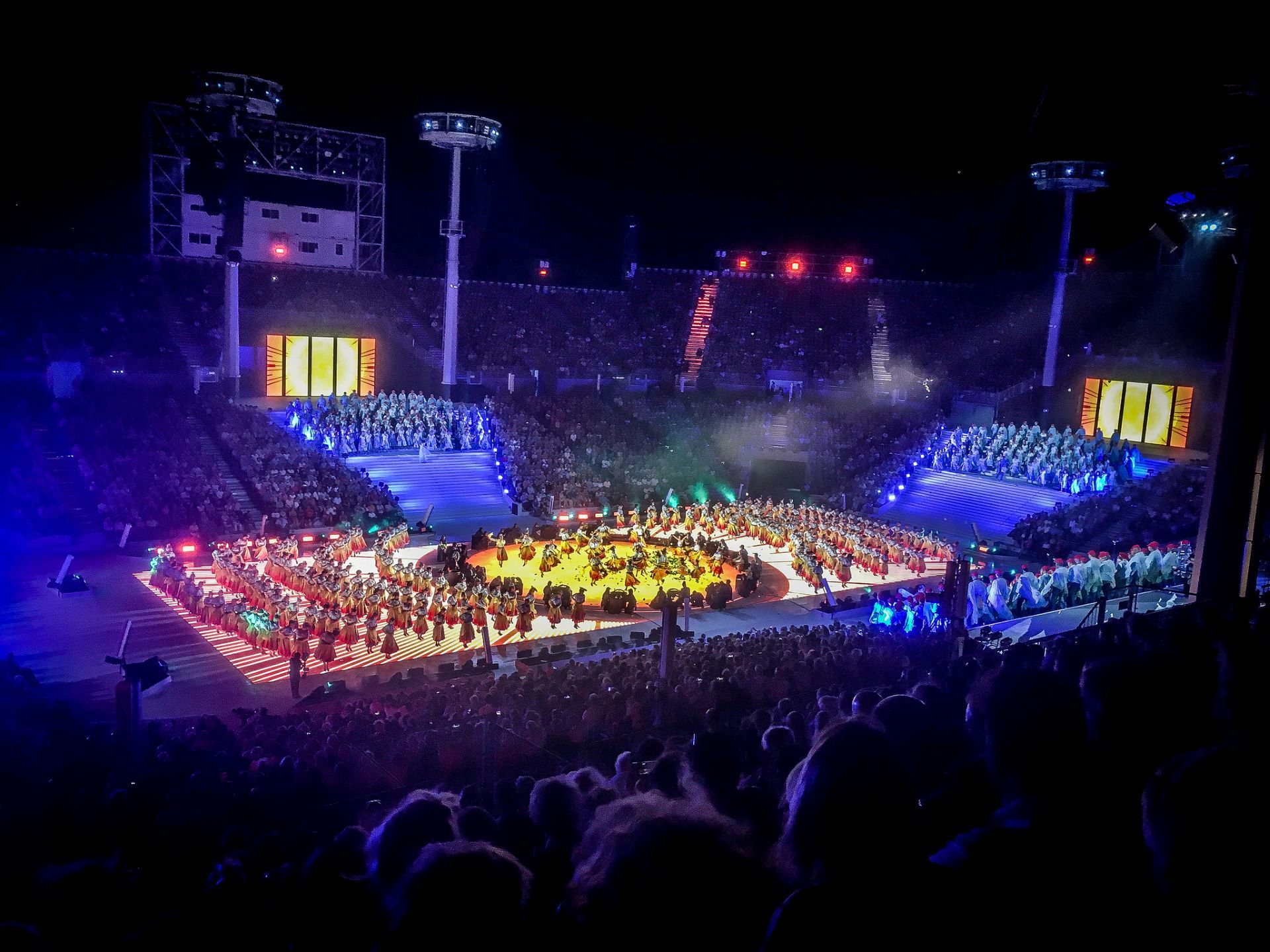 Uno stadio pieno nella luce della sera.