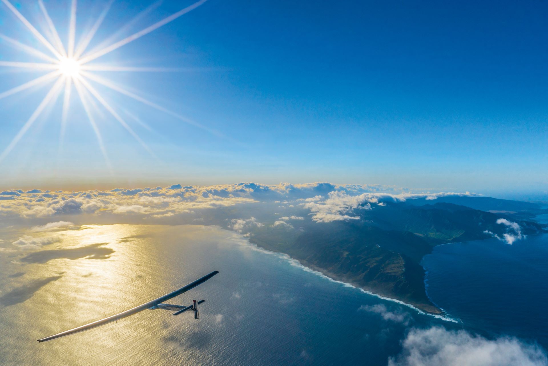 L'aereo Solar Impulse al largo delle coste delle Hawaii.