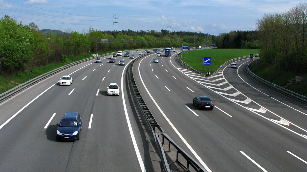 Automobili e camion in sull’autostrada A1