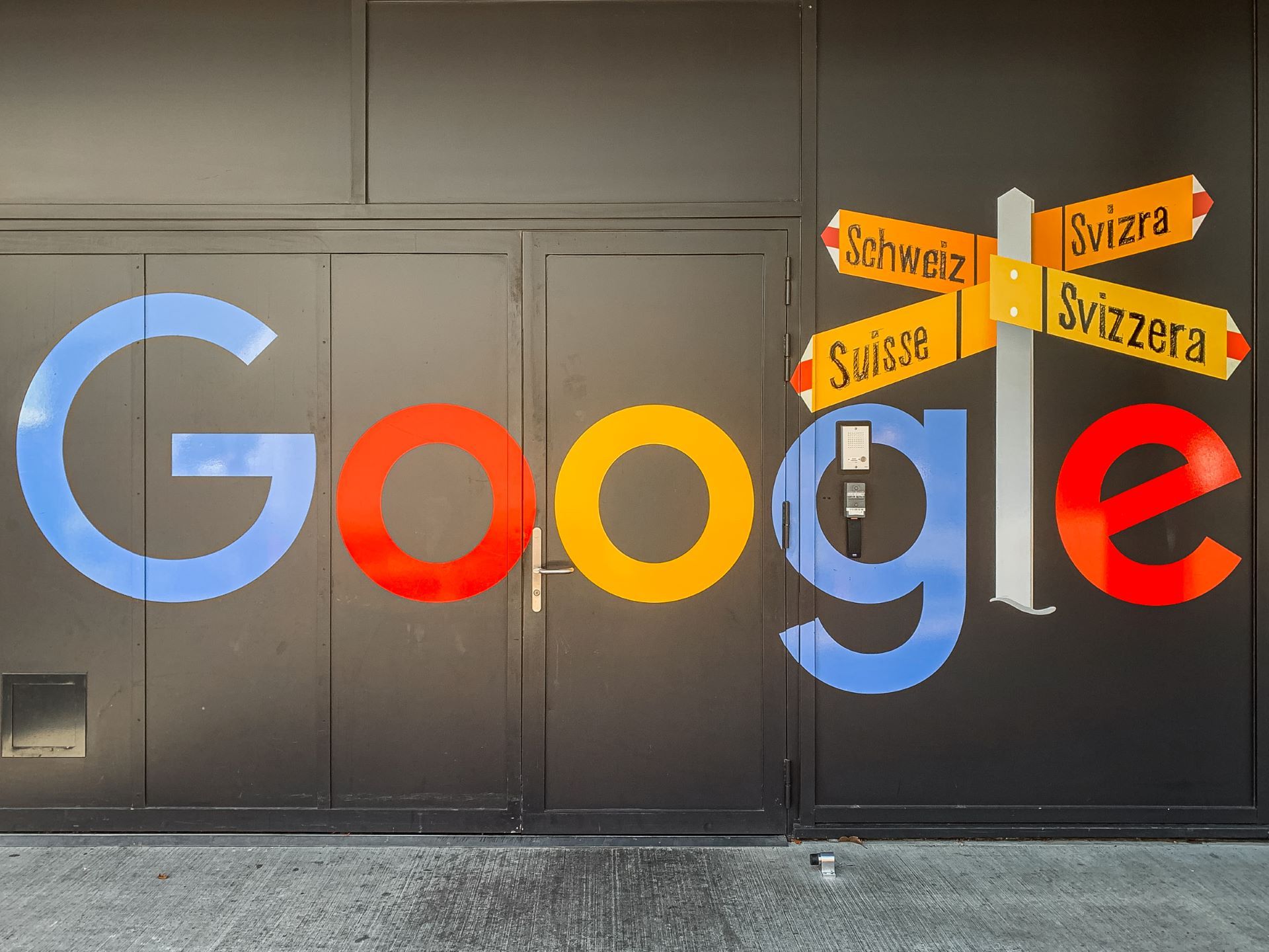 Parete con scritte dell’edificio di Google a Zurigo.