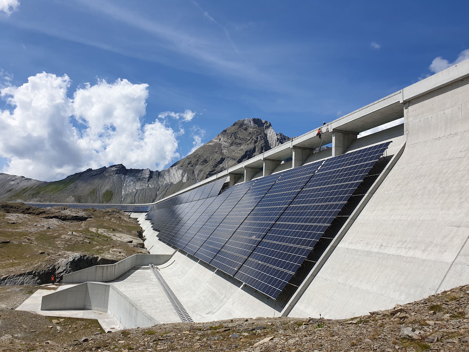 アルプス山脈の高地にある大規模な太陽光発電所。