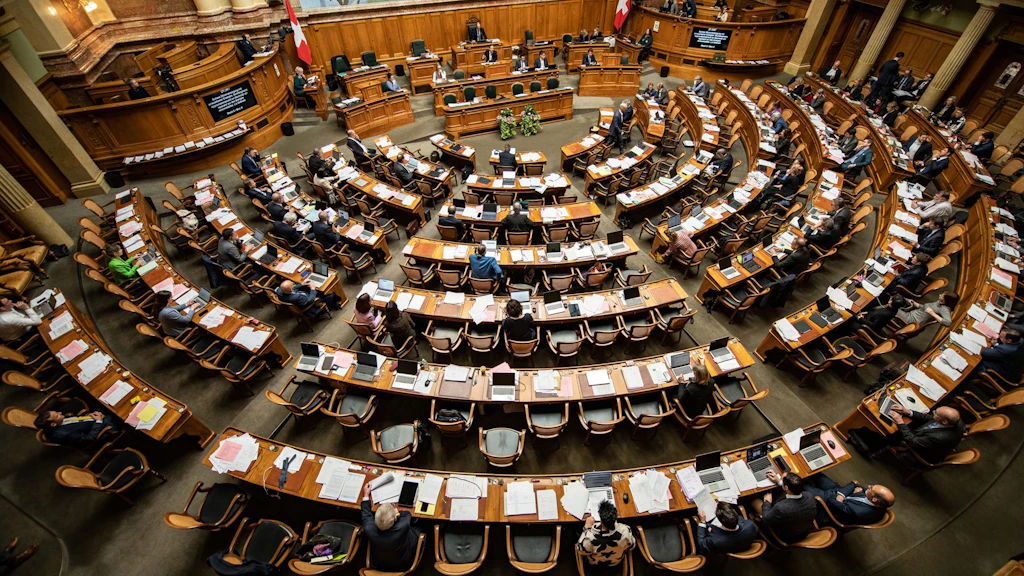 国民議会の会議場と議員たち