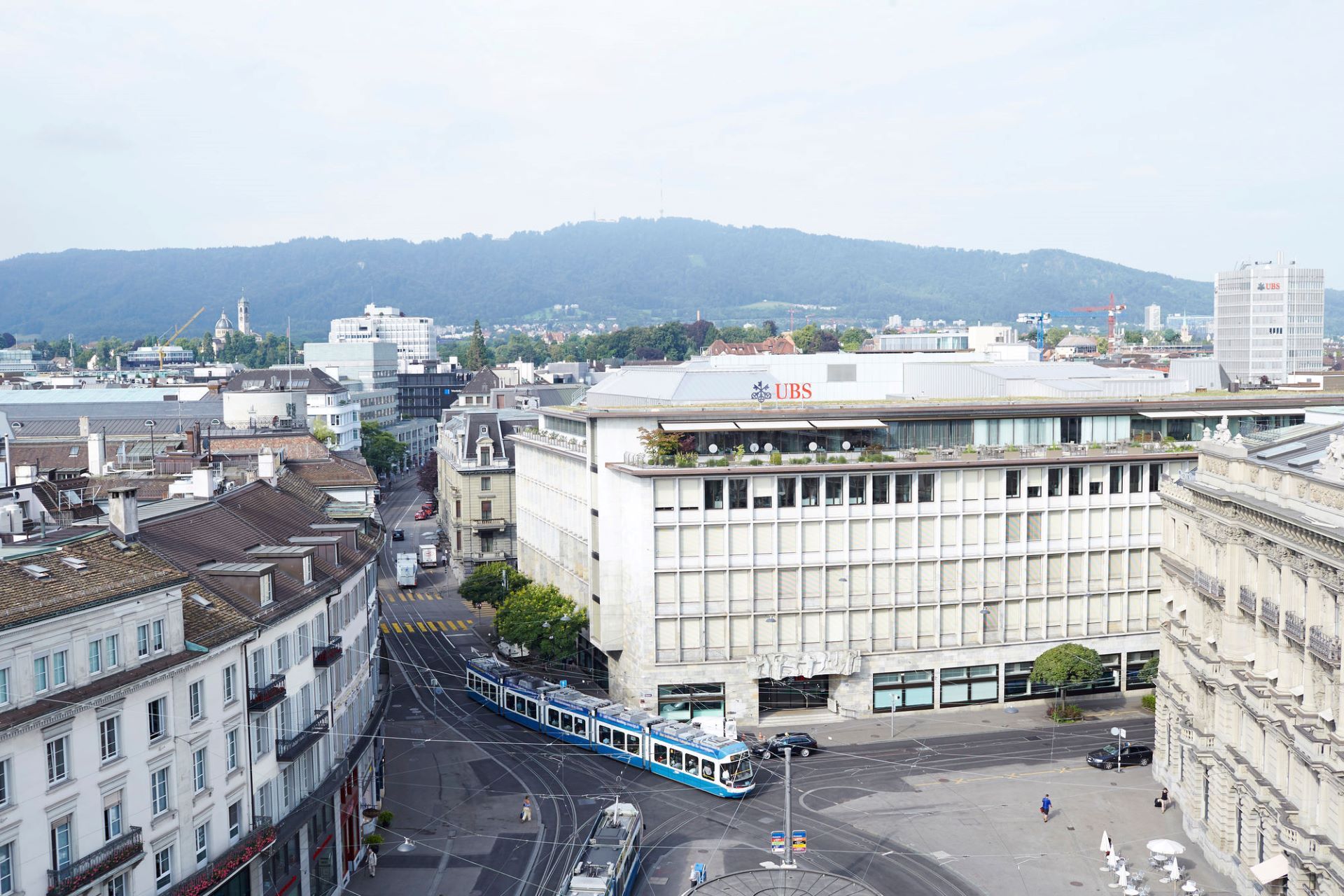 チューリヒのパラデ広場。UBSとクレディスイスの建物がある。