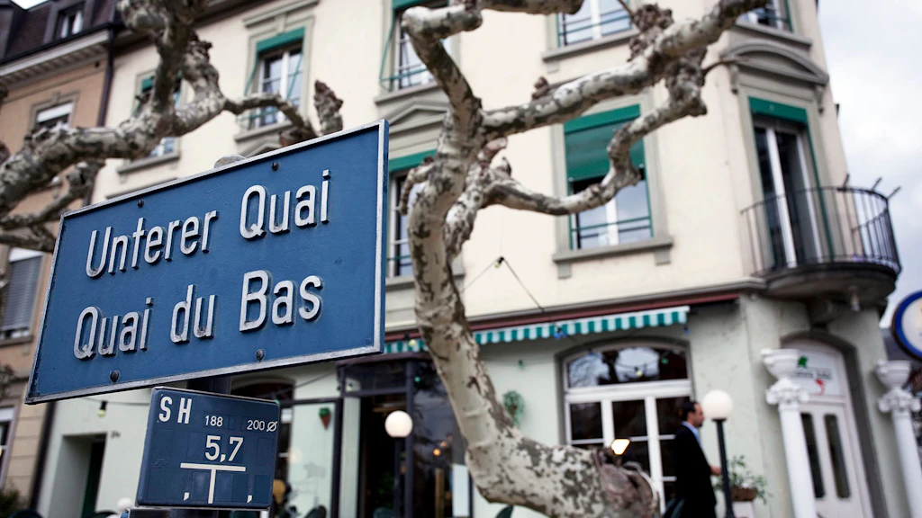 Placas de ruas, em alemão e francês