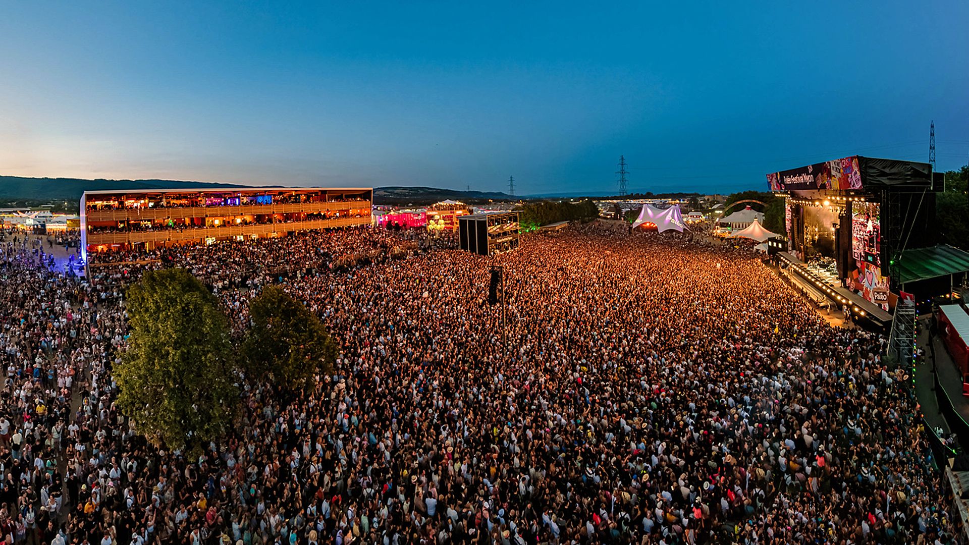 O grande palco openair do festival Paléo em Nyon, com milhares de visitantes