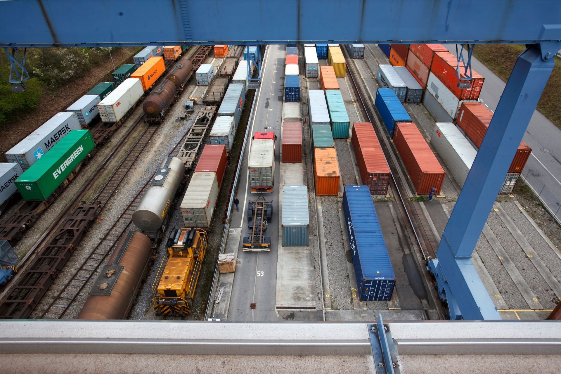 Contêineres navais no porto de carregamento