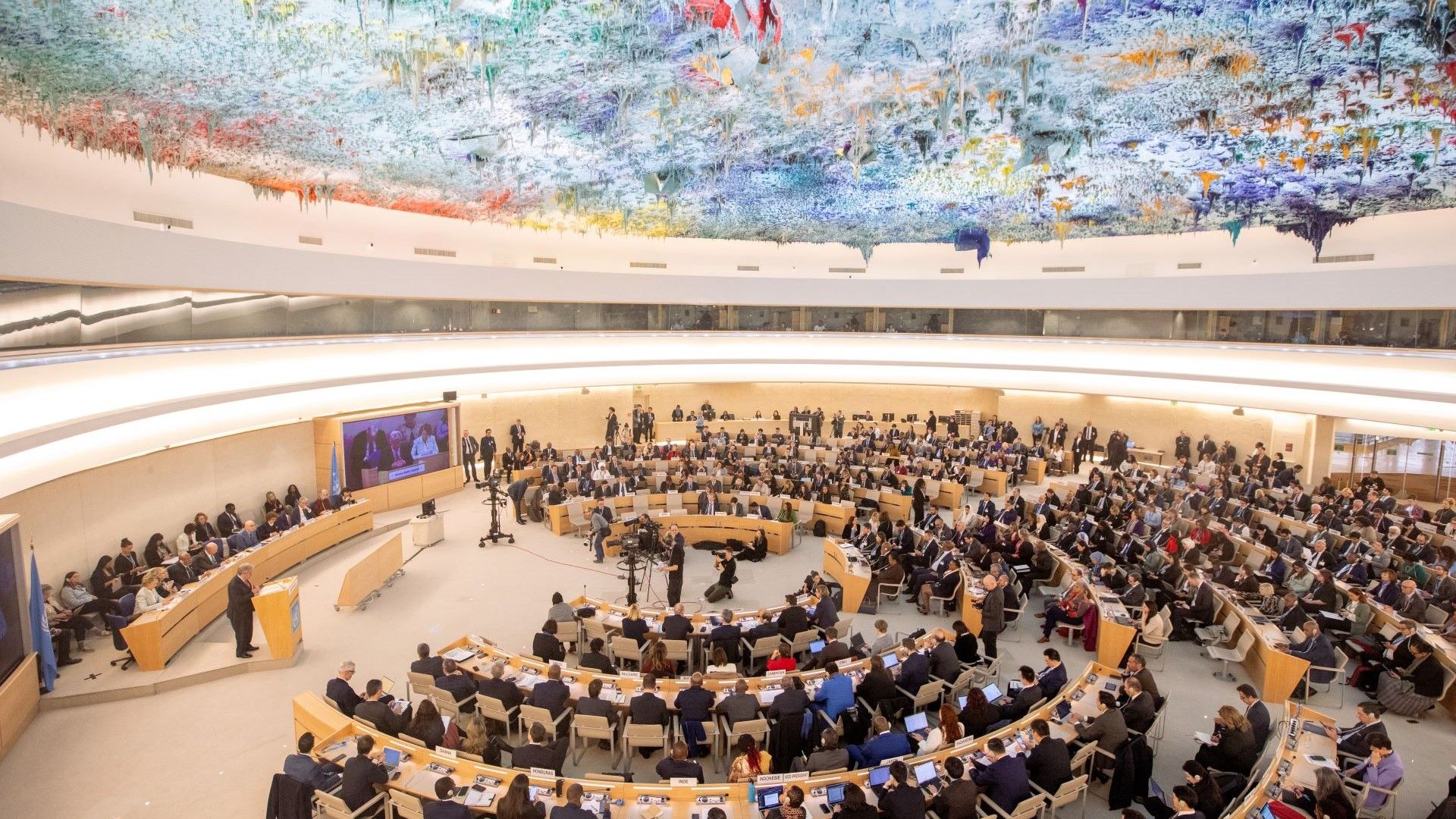 联合国人权理事会成员在日内瓦国际会议大厅的照片。