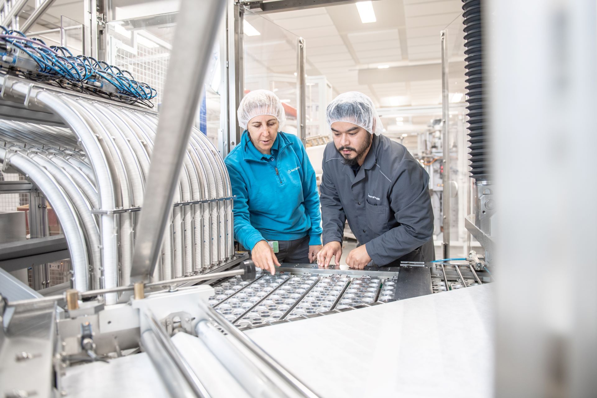 机械加工人员正在一个机械设备部件上工作。